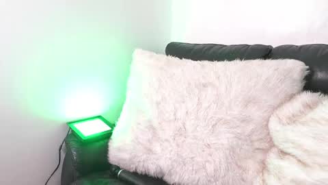 Snapshot of emily_jonexs_ chatting on April 17, 4:32 pm mily online show from April 17, 4:32 pm
