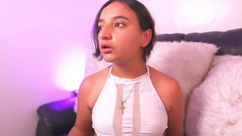 Snapshot of emily_jonexs_ chatting on April 18, 3:49 pm mily online show from April 18, 3:49 pm