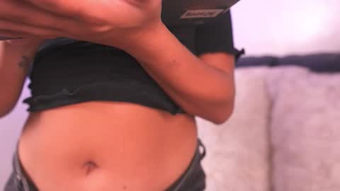 Snapshot of emily_jonexs_ chatting on April 23, 5:04 pm mily online show from April 23, 5:04 pm