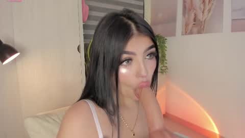 Snapshot of emily_kenner chatting on July 7, 12:09 pm EmilyKenner Independent model online show from July 7, 12:09 pm