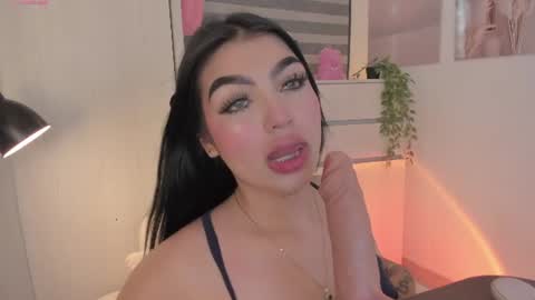 Snapshot of emily_kenner chatting on July 17, 12:12 pm EmilyKenner Independent model online show from July 17, 12:12 pm
