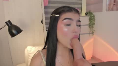 Snapshot of emily_kenner chatting on July 22, 12:19 pm EmilyKenner Independent model online show from July 22, 12:19 pm