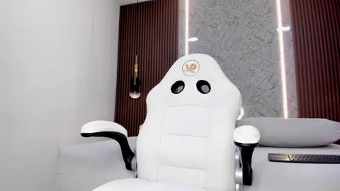 emily_kovac online show from April 30, 11:05 am