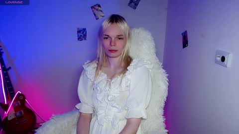 Snapshot of emily_nyaffe chatting on December 13, 9:09 pm Lia online show from December 13, 9:09 pm