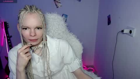 Snapshot of emily_nyaffe chatting on January 8, 5:10 am Lia online show from January 8, 5:10 am