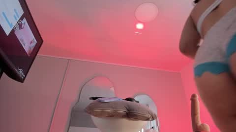 Snapshot of emily_roberts1 chatting on February 27, 5:36 pm Emily online show from February 27, 5:36 pm