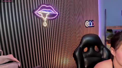 Snapshot of emily_roberts1 chatting on December 4, 4:44 am Emily online show from December 4, 4:44 am