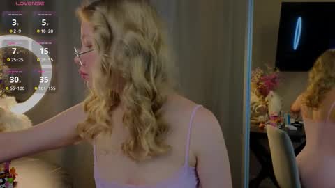 Snapshot of emily_shepard chatting on September 17, 2:02 am emily shepard online show from September 17, 2:02 am