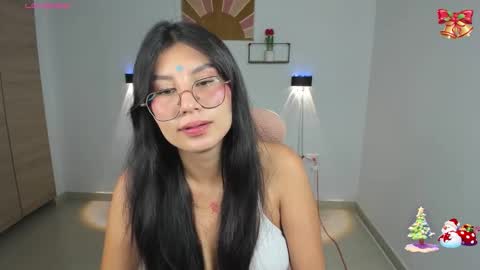 Snapshot of emily_villamil_ chatting on December 21, 5:31 pm Emi online show from December 21, 5:31 pm