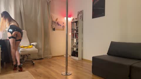 Snapshot of emily_w0w_ chatting on March 23, 8:24 pm Lia online show from March 23, 8:24 pm