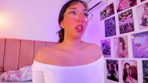 Snapshot of emily_walker4 chatting on December 23, 3:59 am emily_walker4 online show from December 23, 3:59 am