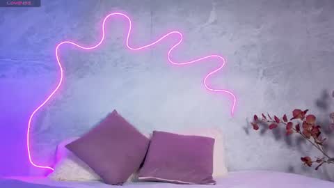 Snapshot of emily_white11 chatting on June 18, 9:41 pm Emily online show from June 18, 9:41 pm