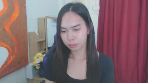 emily_xo143 online show from May 5, 11:18 am