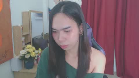 Snapshot of emily_xo143 chatting on May 7, 12:21 pm emily_xo143 online show from May 7, 12:21 pm