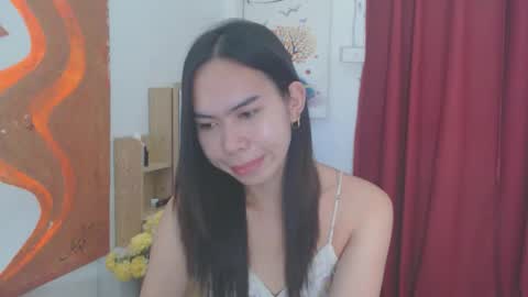 Snapshot of emily_xo143 chatting on May 13, 1:30 pm emily_xo143 online show from May 13, 1:30 pm
