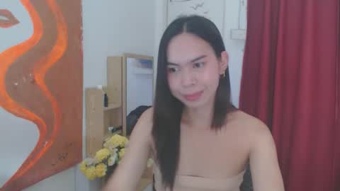 Snapshot of emily_xo143 chatting on May 17, 2:35 pm emily_xo143 online show from May 17, 2:35 pm