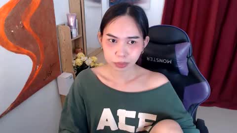 Snapshot of emily_xo143 chatting on June 11, 11:41 am emily_xo143 online show from June 11, 11:41 am
