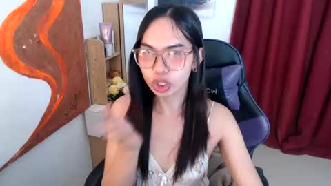 Snapshot of emily_xo143 chatting on June 12, 12:09 am emily_xo143 online show from June 12, 12:09 am