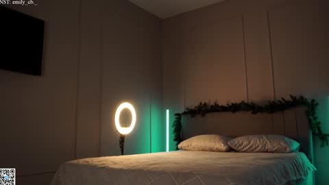 Snapshot of emilybatee chatting on January 29, 5:51 am emilybatee online show from January 29, 5:51 am