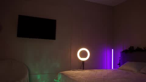 Snapshot of emilybatee chatting on February 21, 7:10 pm emilybatee online show from February 21, 7:10 pm