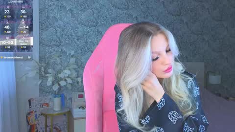 Snapshot of emilydancee chatting on February 1, 5:28 am emilydancee online show from February 1, 5:28 am