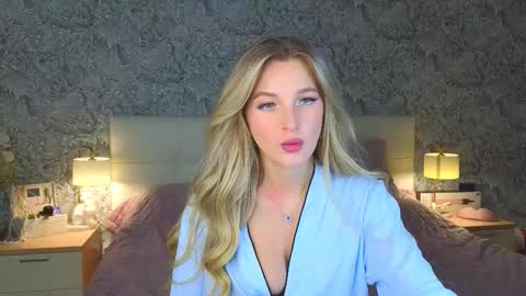 Snapshot of emilydancee chatting on November 12, 5:13 pm emilydancee online show from November 12, 5:13 pm