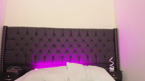 Snapshot of emilyevanss1_ chatting on December 5, 5:05 am Emily online show from December 5, 5:05 am