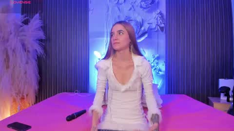 Snapshot of emilyevanss1_ chatting on July 19, 5:55 am Emily online show from July 19, 5:55 am