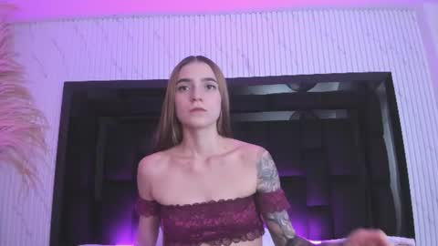 Snapshot of emilyevanss1_ chatting on July 29, 5:27 am Emily online show from July 29, 5:27 am