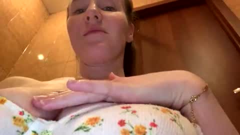 Snapshot of emilygibbes chatting on May 6, 3:24 am emilygibbes online show from May 6, 3:24 am