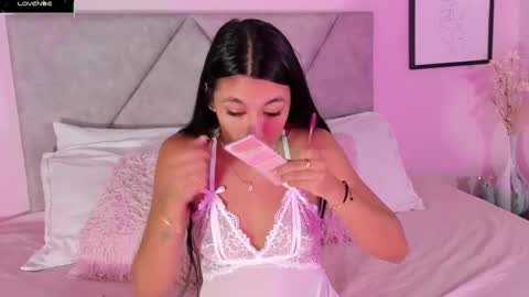 Snapshot of emilyh_ chatting on November 12, 10:26 am Emily online show from November 12, 10:26 am