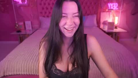 Snapshot of emilyhalls chatting on October 22, 7:08 am Emily online show from October 22, 7:08 am