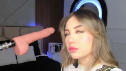 Emily Hendrix online show from December 4, 7:34 pm