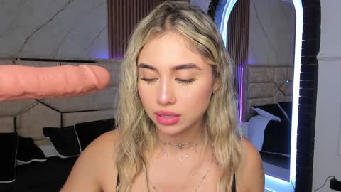 Emily Hendrix online show from December 17, 7:48 pm