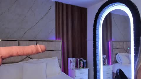 Emily Hendrix online show from December 27, 7:46 pm