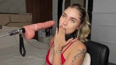 Emily Hendrix online show from January 17, 11:18 pm