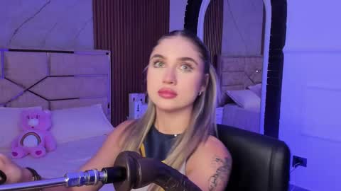 Emily Hendrix online show from February 12, 9:01 pm