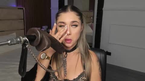 Emily Hendrix online show from March 8, 10:45 pm