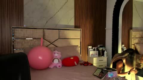 Emily Hendrix online show from September 13, 7:57 pm