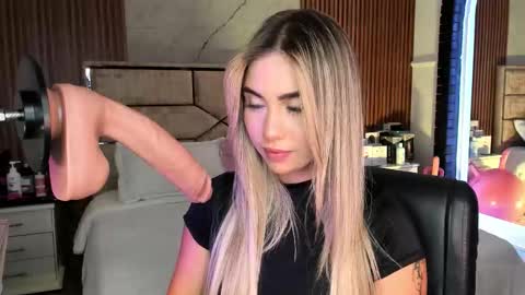 Emily Hendrix online show from September 20, 8:21 pm