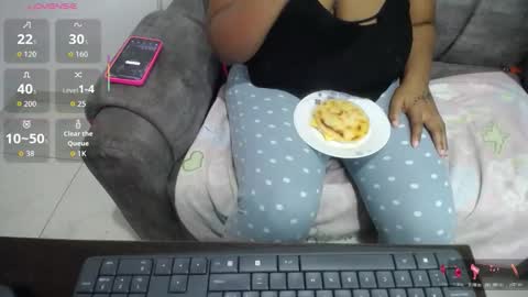 Snapshot of emilyhines__ chatting on December 1, 3:22 am Emilyhines online show from December 1, 3:22 am