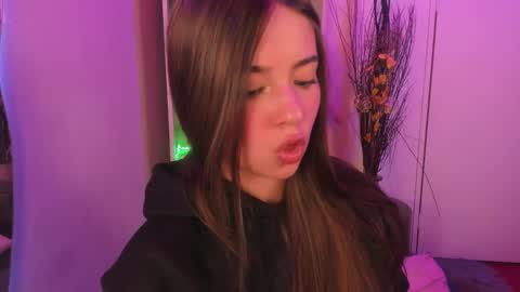 Snapshot of emilykarterr chatting on December 19, 6:56 pm VALEEEN online show from December 19, 6:56 pm