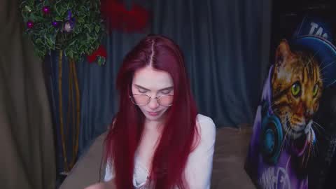 Snapshot of emilykents chatting on December 15, 12:59 am EmilyKents online show from December 15, 12:59 am