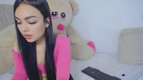 Snapshot of emilylittle___ chatting on November 7, 1:44 pm EMI online show from November 7, 1:44 pm