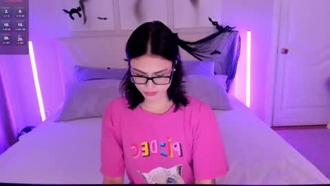 Snapshot of emilymee chatting on October 31, 9:43 am Emily online show from October 31, 9:43 am