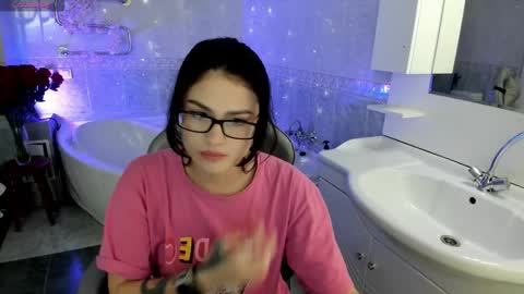 Snapshot of emilymee chatting on November 2, 2:36 am Emily online show from November 2, 2:36 am