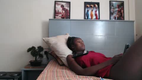 Snapshot of emilyposha chatting on February 19, 7:39 am Emilly online show from February 19, 7:39 am