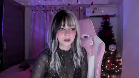 Snapshot of emilyrosss_ chatting on December 12, 10:02 am EMILY online show from December 12, 10:02 am