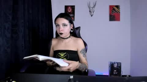 Snapshot of emilyrymer chatting on May 31, 10:22 pm Emily Support me to have 100 likes plx online show from May 31, 10:22 pm