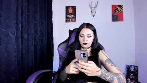 Snapshot of emilyrymer chatting on June 22, 10:29 pm Emily Support me to have 100 likes plx online show from June 22, 10:29 pm